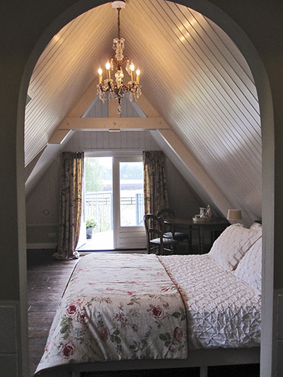 B&B Landrop kamer bed kroonluchter