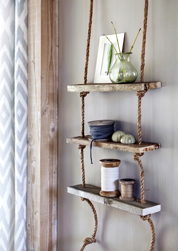 Vaasje € 6,50 en schelpen à € 3,50 (De Weldaad), klos donkergrijs band € 4,40, klos ecru band € 8,50 en klos met touw € 3,65 (Nijhof), het lijstje is privébezit.