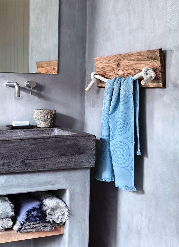 Handdoek aan rek € 8 en handdoeken onder de wastafel à € 8 (Loods 5), zeepschaal € 15,90 en zeep € 3,25 (Nijhof), de kom is privébezit.