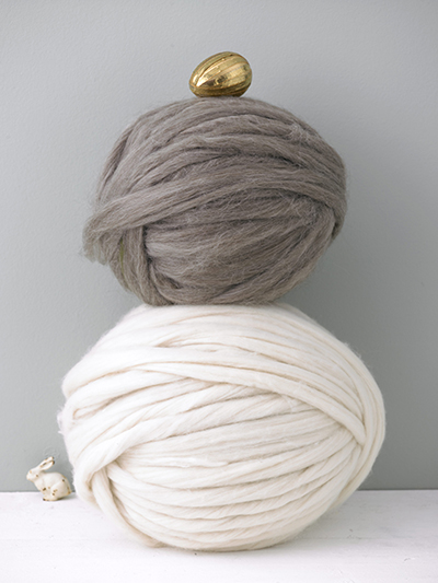 Wollknaeuel mit goldenem Ei <english> Ball of wool with golden egg </english>