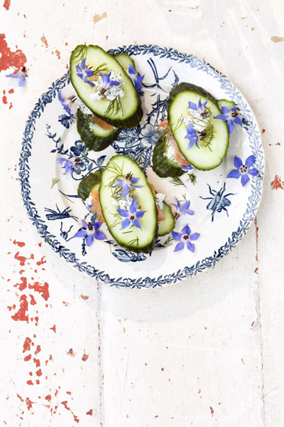 Komkommersandwiches met borage en zalm