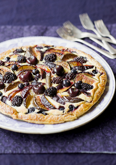 Nazomer fruittaart met pruimen vijgen bramen kersen