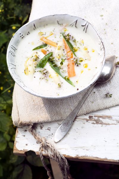 aspergesoep met tijmbloemen