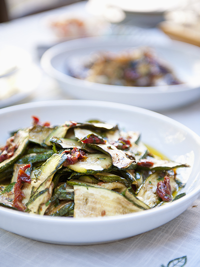 courgette gedroogde tomaat basilicum salade courgette gedroogde tomaat basilicum salade