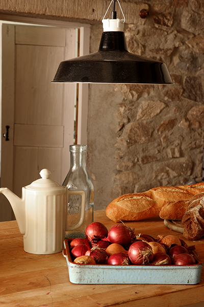 keuken, brood, uien, aanrecht, lamp keuken, brood, uien, aanrecht, lamp