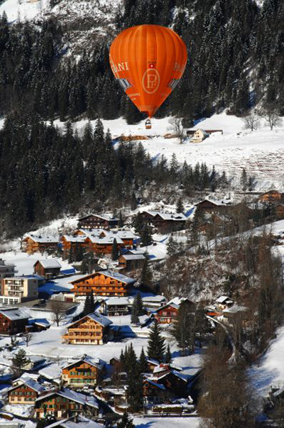 luchtballon alpen Zwitserland dorp berg luchtballon alpen Zwitserland dorp berg
