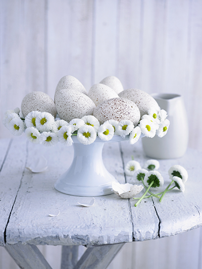 paasdecoraties madeliefjes in een schaal