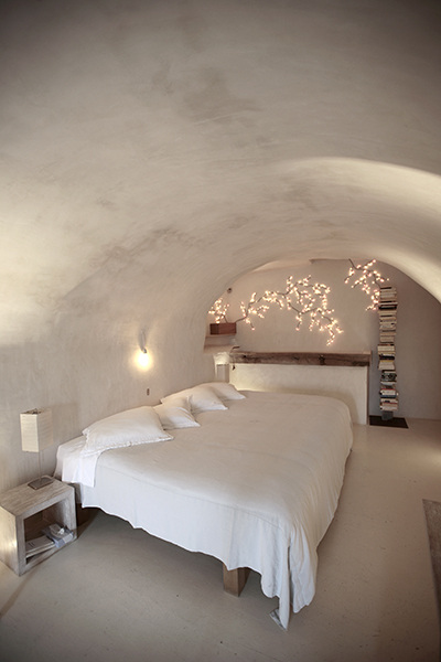 slaapkamer wit gewelf takken lichtjes romantisch slaapkamer wit gewelf takken lichtjes romantisch