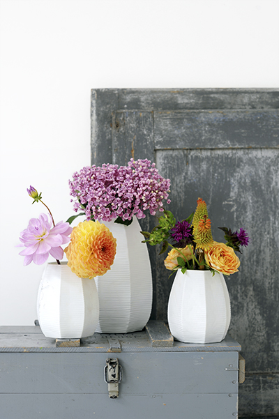 witte vaas kist roos dahlia bergamotbloem vuurpijl witte vaas kist roos dahlia bergamotbloem vuurpijl