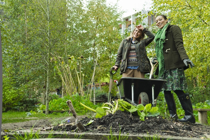 tuinklusjes ivoor oktober - twee vrouwen werken in de tuin