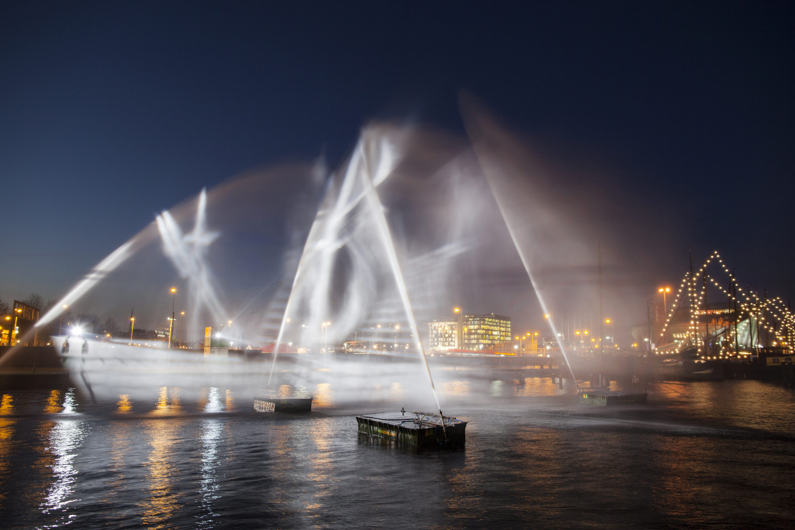 Het zijn de donkere dagen voor kerst, dus wat is er leuker dan de mooiste lichtjes op te zoeken? Dat kan tijdens het Amsterdam Light Festival.