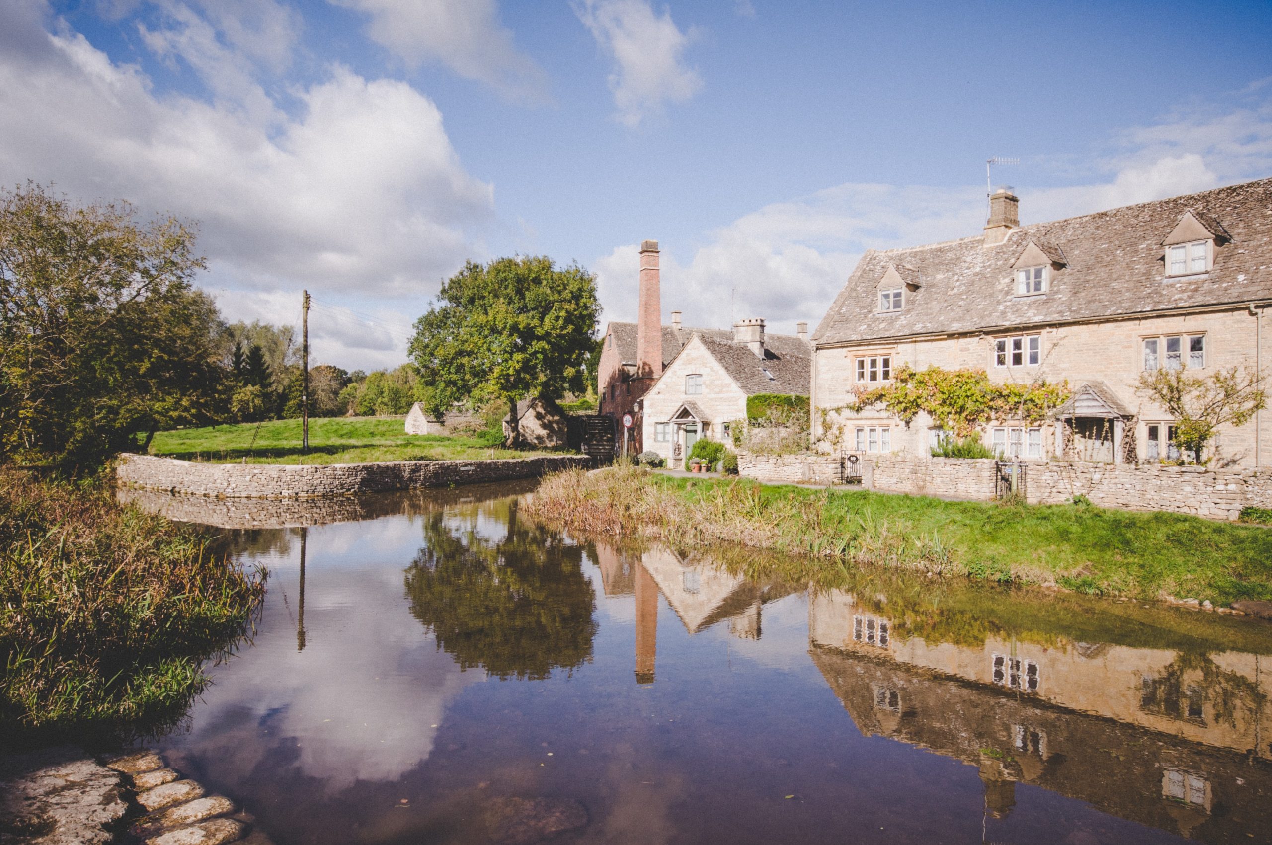 Niet naar buiten? Dan haal je de wereld gewoon naar binnen met tv-programma Escape to the Country met de mooiste huizen op het Britse platteland.