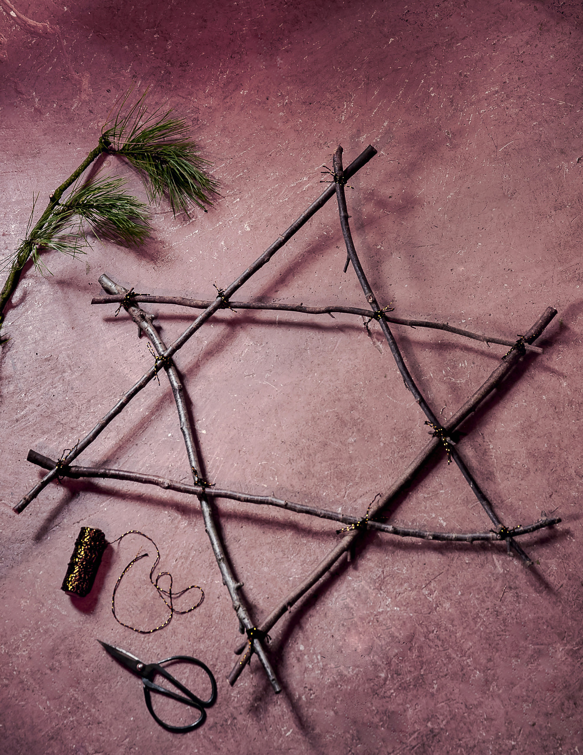 Toch te weinig kerstdecoratie in huis? Met deze 3 DIY-tips maak je last minute superleuke versiering van spullen die je gewoon in huis en tuin kunt vinden.