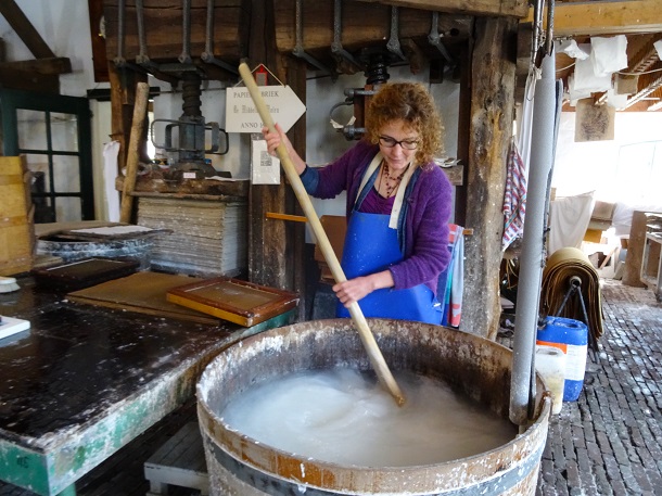 Marjan Smit aan het werk in de papiermolen