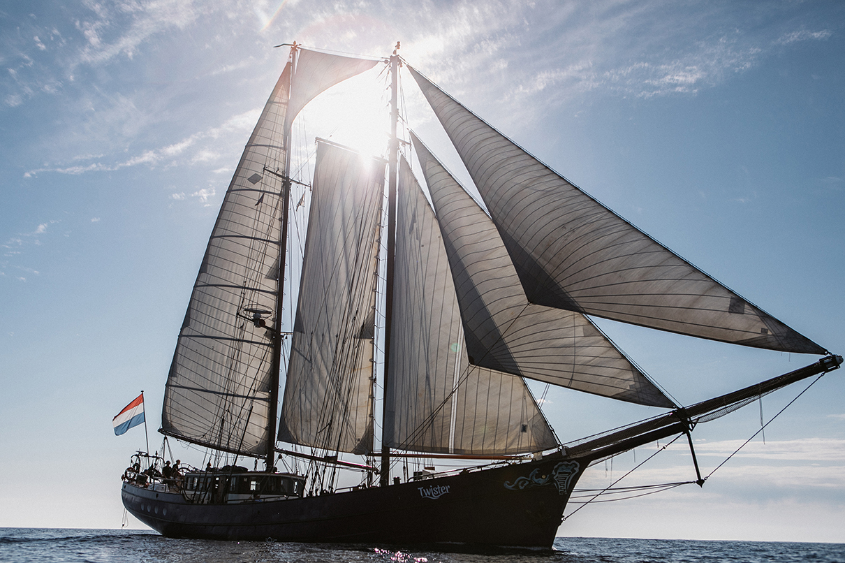 Op zoek naar een duurzame en avontuurlijke staycation? De Kustlijn-route vaart deze zomer langs de mooiste plekken aan de Nederlandse kust.