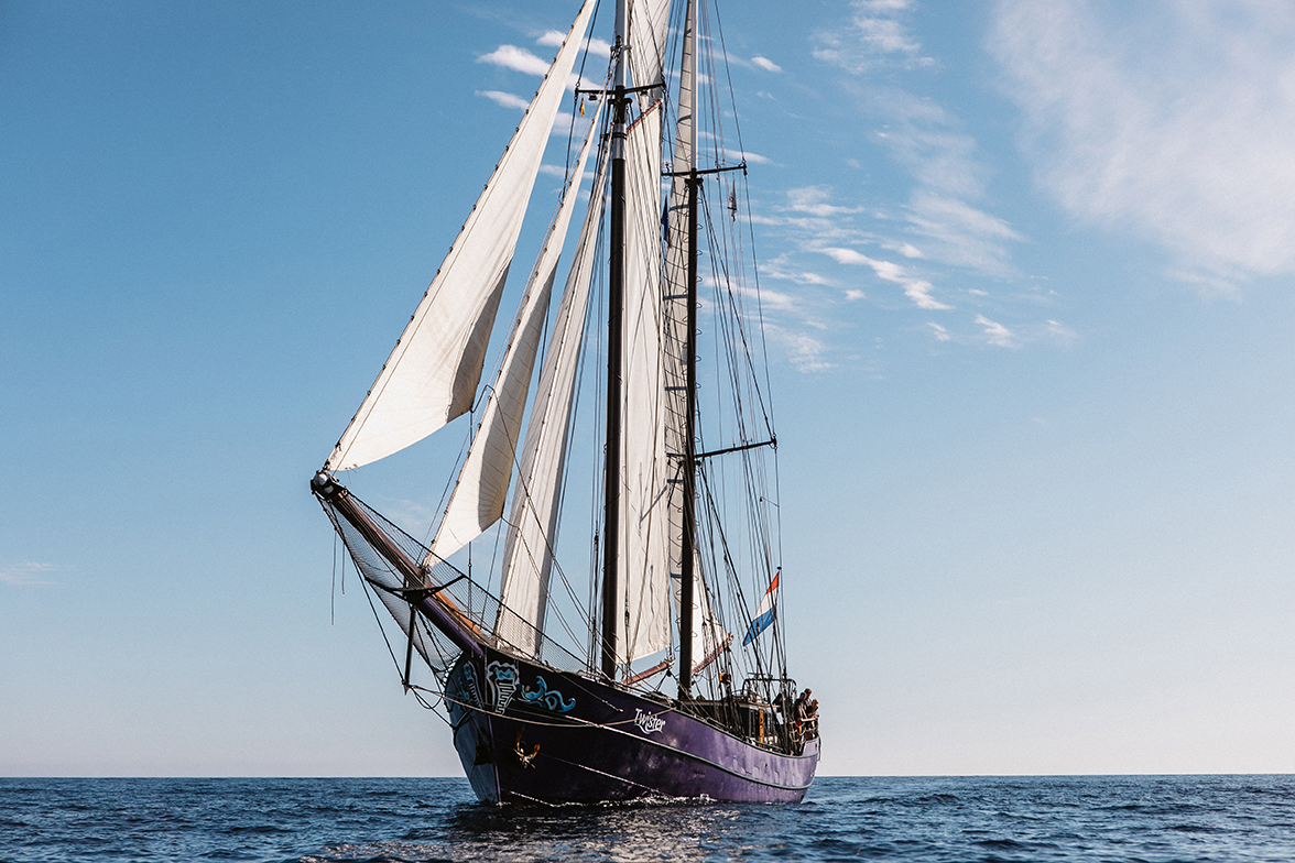Op zoek naar een duurzame en avontuurlijke staycation? De Kustlijn-route vaart deze zomer langs de mooiste plekken aan de Nederlandse kust.
