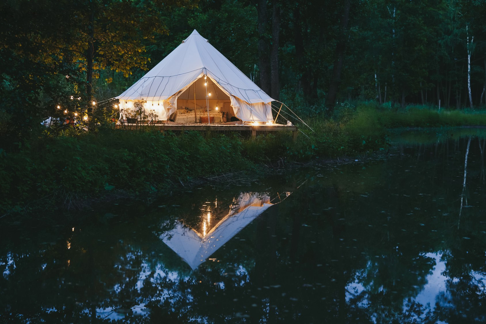 De verrassendste vakantie in eigen land deze zomer? Een pop-up glamping met festival vibe, met accommodaties op bijzondere plekken in Nederland.