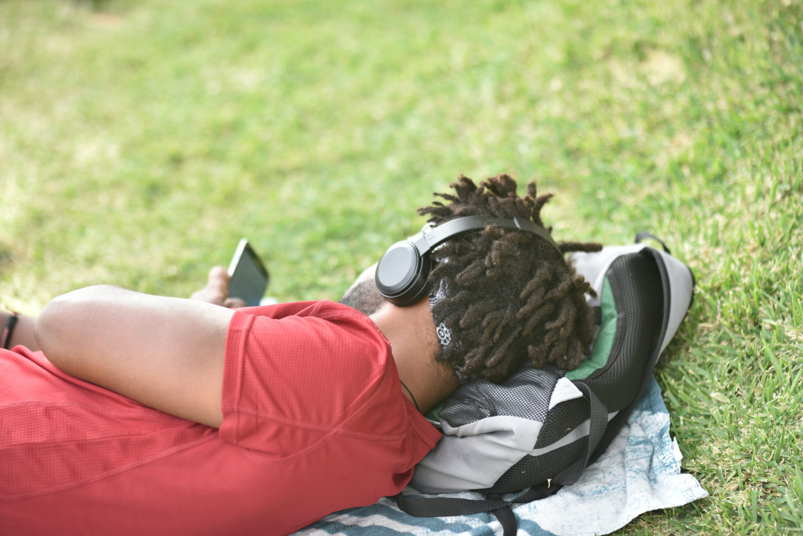 Je kunt terwijl je luistert gewoon je gang gaan, en steekt er behoorlijk wat van op. Daarom: de leukste podcasts over tuinieren.