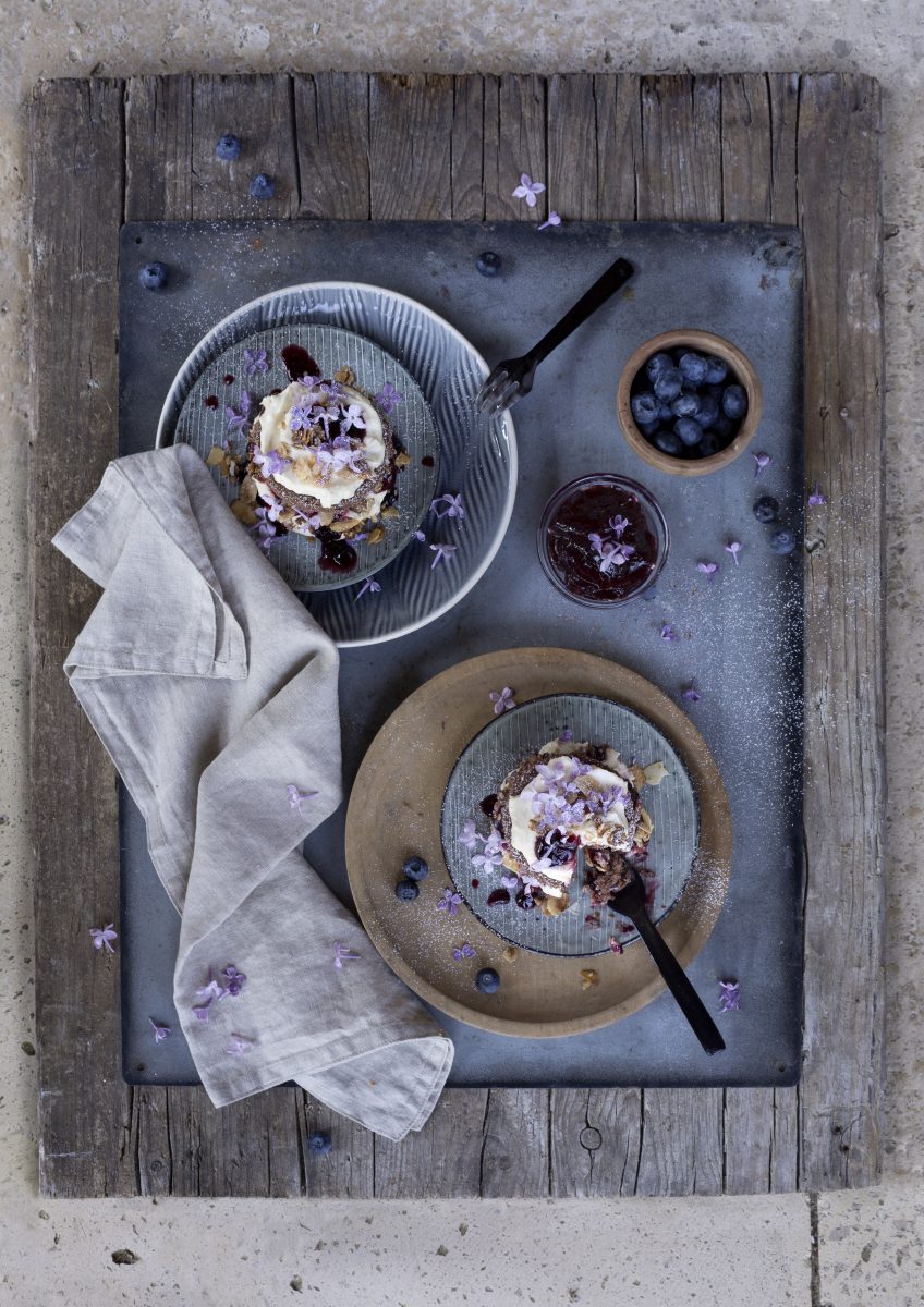creamcakes met seringenbloempjes van bovenaf