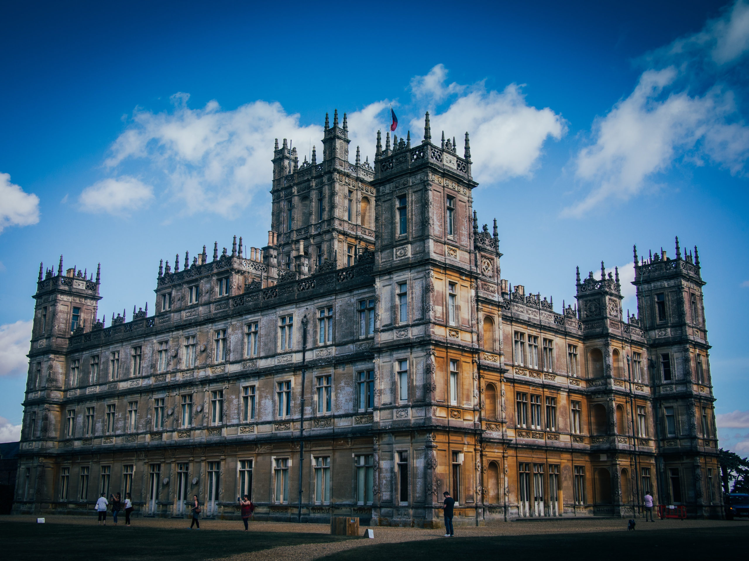 Niet naar buiten? Dan haal je de wereld gewoon naar binnen! Dit keer met: een online bezoek aan Downton Abbey, oftewel Highclere Castle.