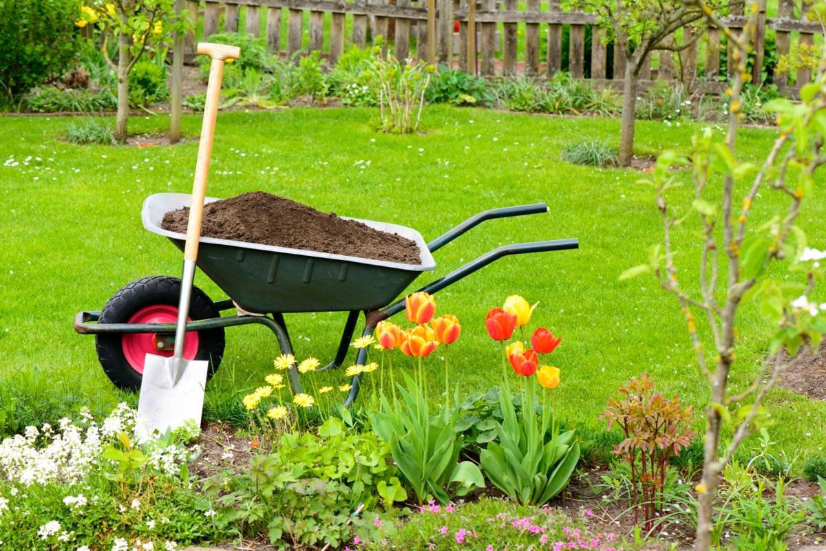 compost - mulchlaag - border - kruiwagen - tuinklusjes voor april