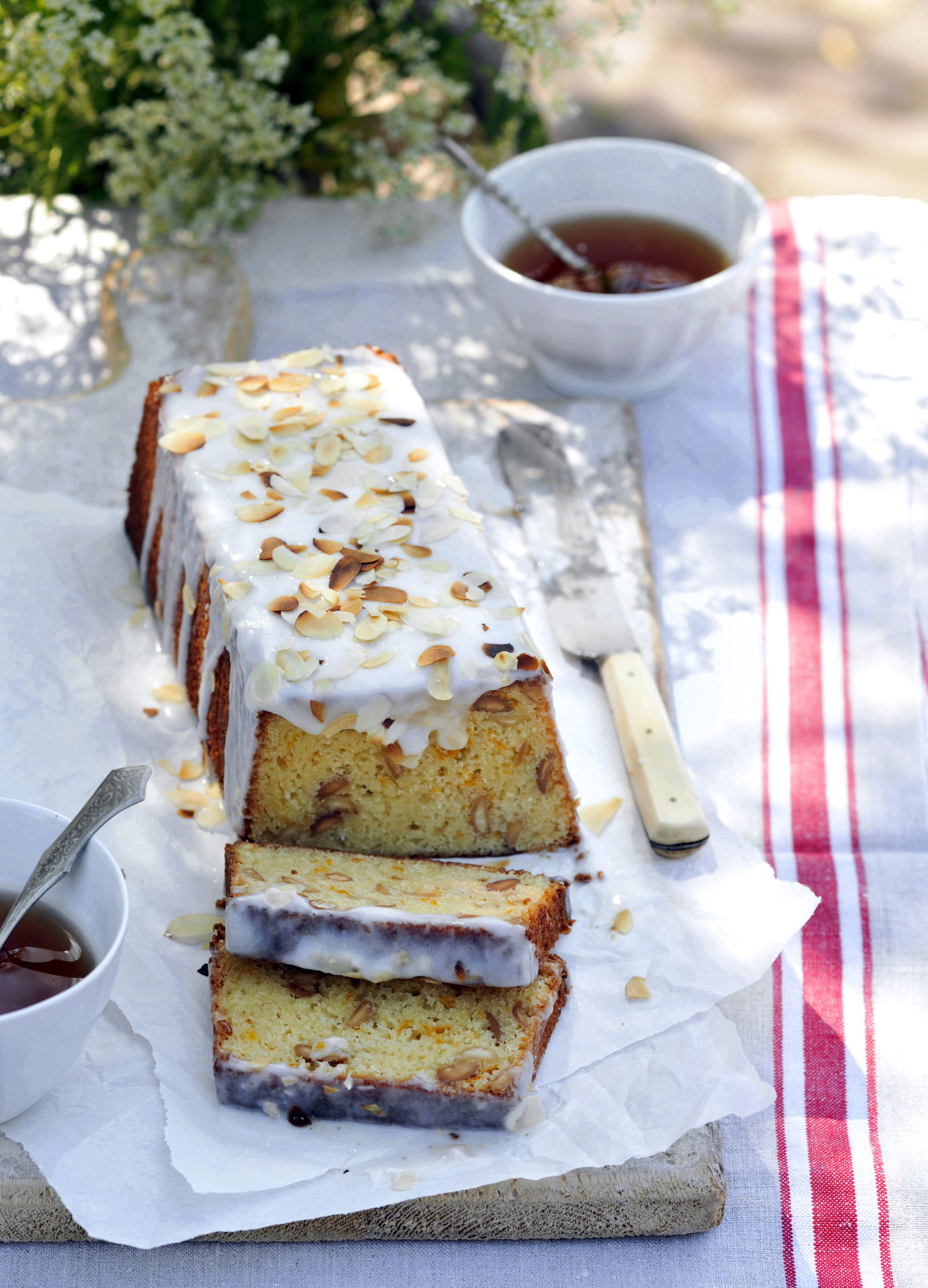 Frisse yoghurt-amandelcake
