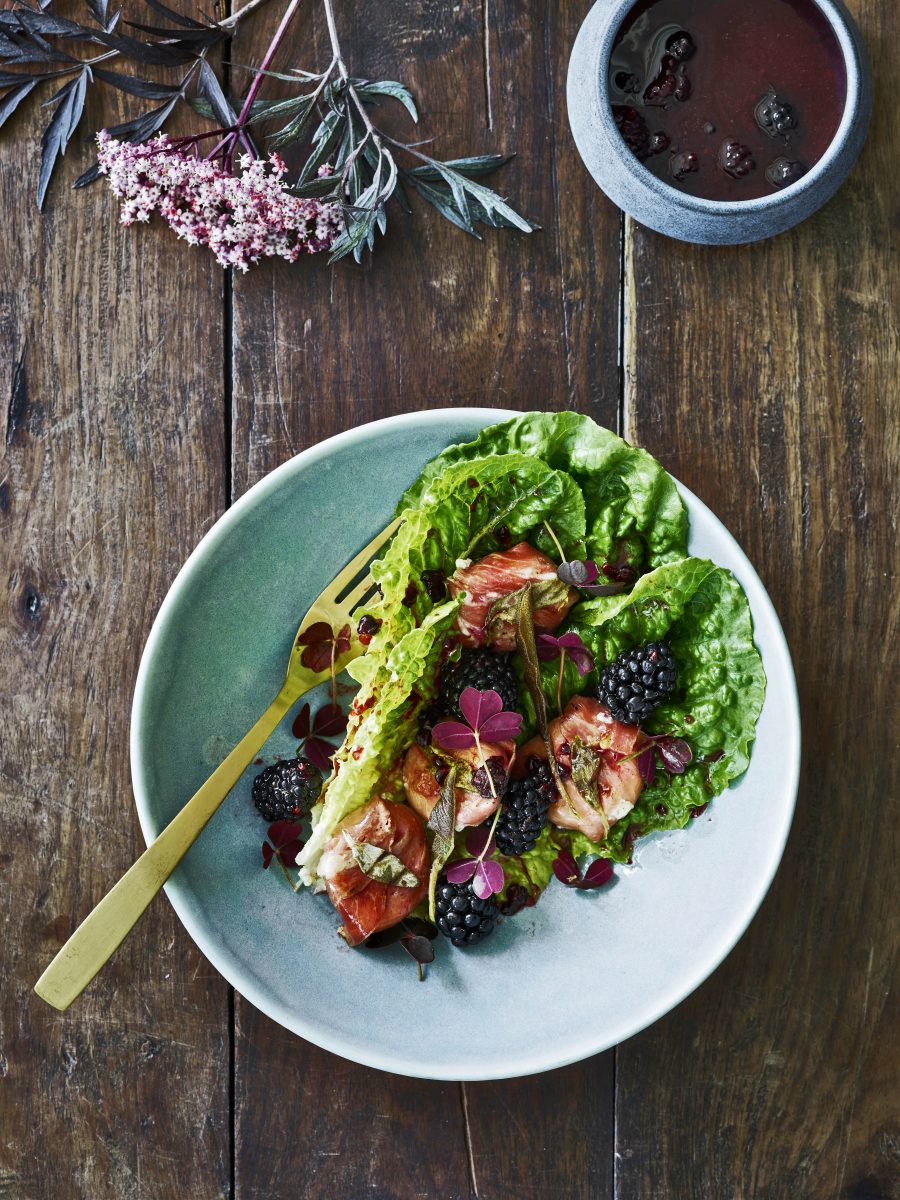 Salade met gegrilde geitenkaas in parmaham en bramenvinaigrette