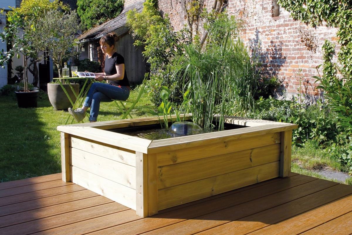 vijver op het terras - houten vijverombouw - fonteintje