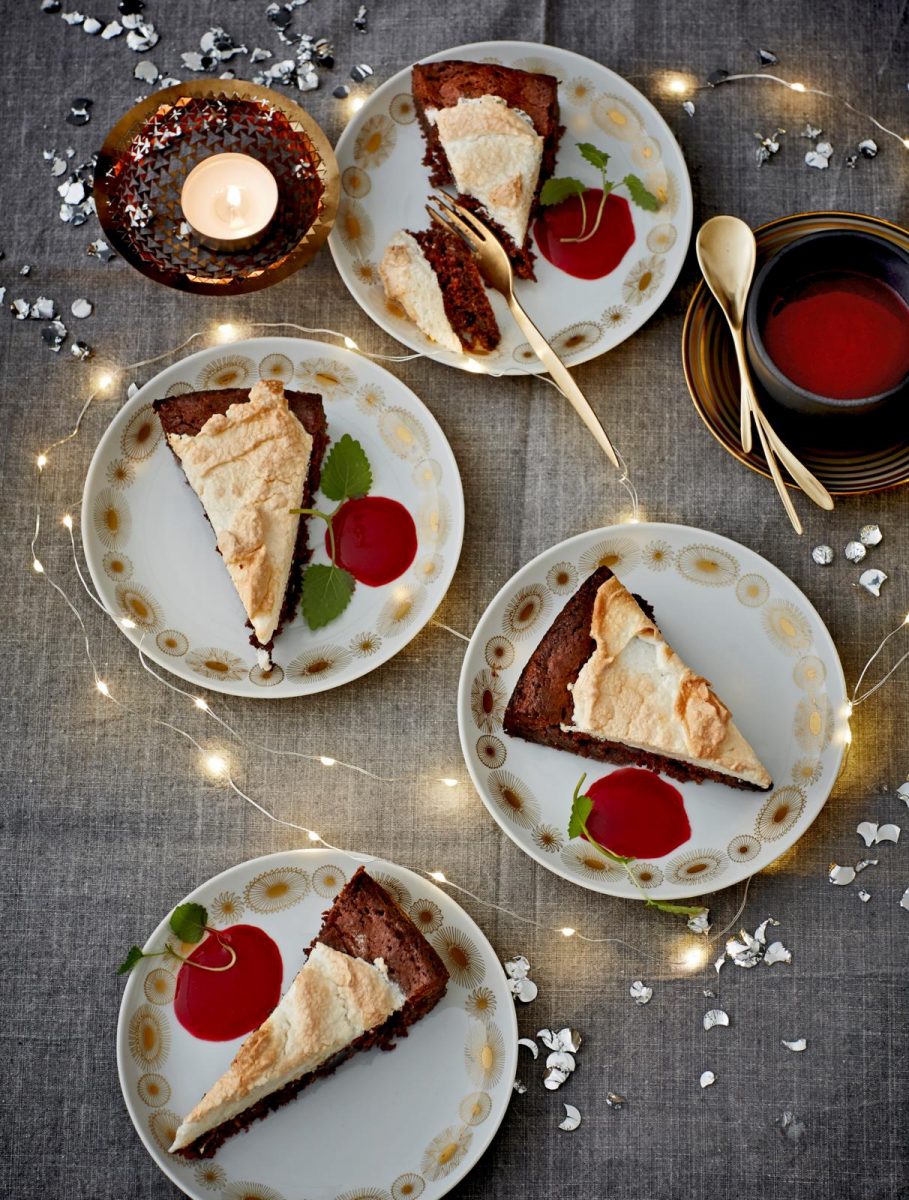 Chocolade-meringuetaart met frambozen-champagnecoulis
