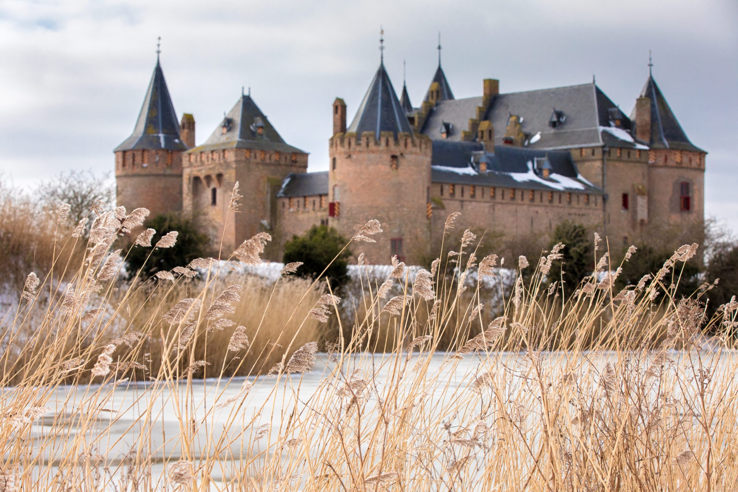 De rijp ligt op de takken, de lichtjes branden en de schaatsen komen uit het vet. Tijdens Winterkasteel beleef je bij het Muiderslot de winters van vroeger.